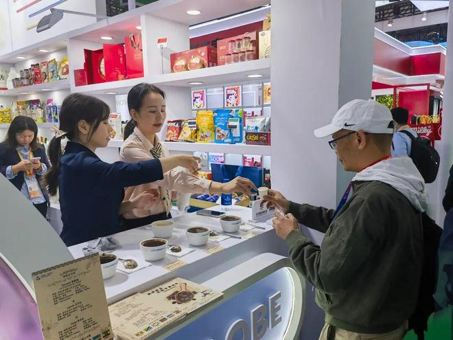 ”到“东方之珠”:一颗咖啡豆的奇缘AG真人娱乐聚焦进博|从“非洲之心(图4) ”到“东方之珠”:一颗咖啡豆的奇缘AG真人娱乐聚焦进博|从“非洲之心(图4)